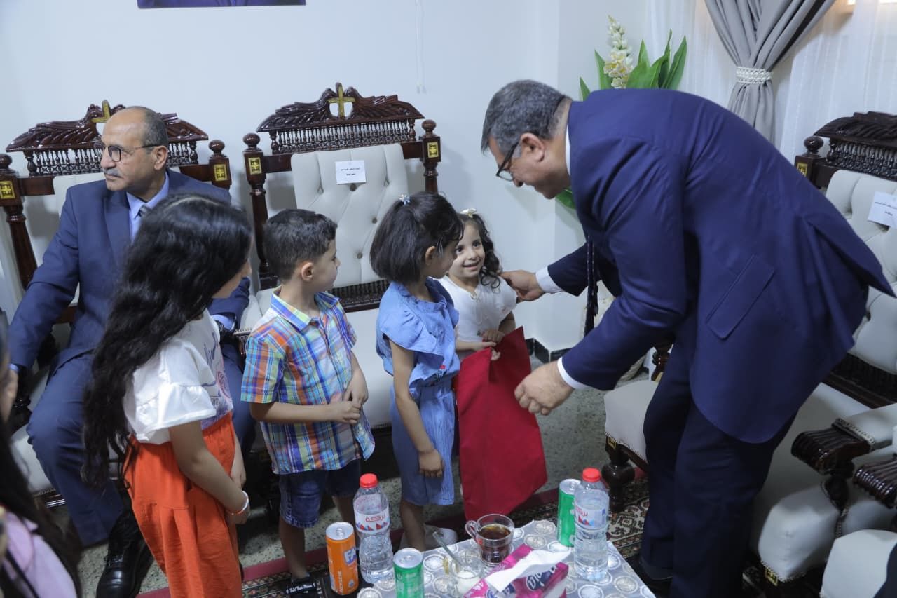 محافظ قنا ومدير الأمن يهنئان الأنبا بضابا أسقف نجع حمادي وتوابعها بعيد القيامة المجيد - الخليج الان