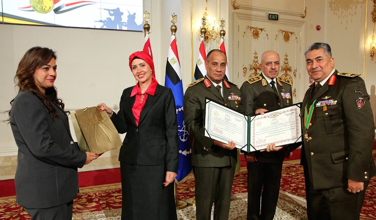 وزير الدفاع والإنتاج الحربى يكرم عدداً من القادة الذين أوفوا العطاء بالقوات المسلحة - الخليج الان
