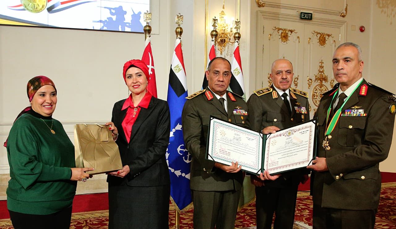 وزير الدفاع والإنتاج الحربى يكرم عدداً من القادة الذين أوفوا العطاء بالقوات المسلحة - الخليج الان