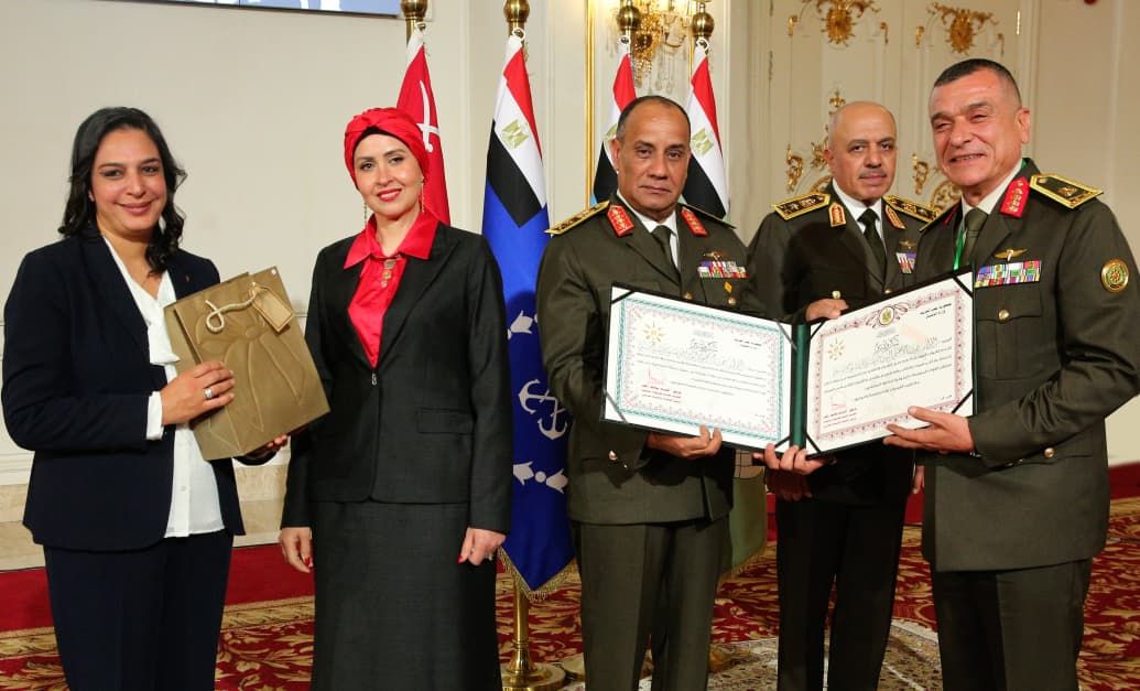 وزير الدفاع والإنتاج الحربى يكرم عدداً من القادة الذين أوفوا العطاء بالقوات المسلحة - الخليج الان