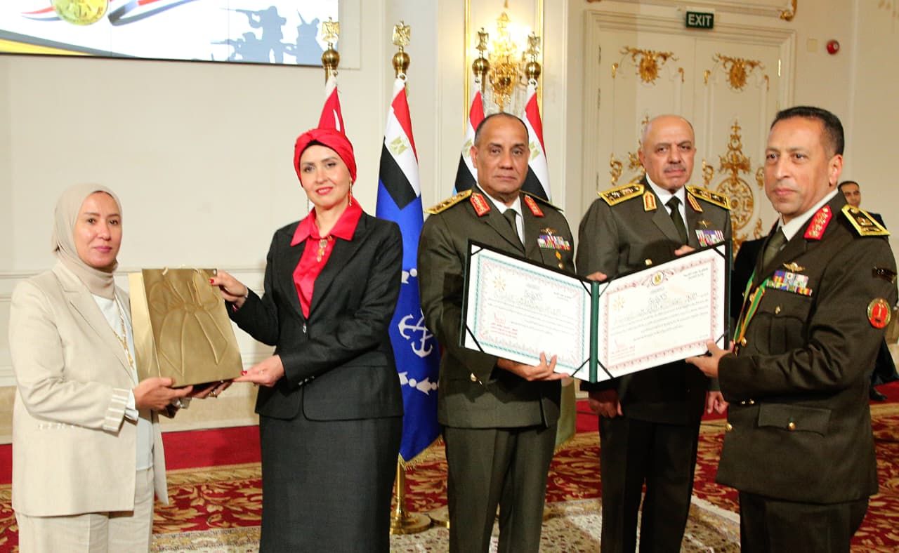 وزير الدفاع والإنتاج الحربى يكرم عدداً من القادة الذين أوفوا العطاء بالقوات المسلحة - الخليج الان