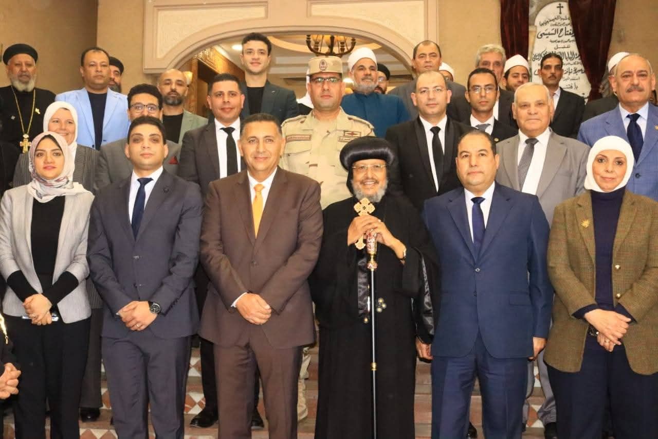 محافظ القليوبية يهنئ الأنبا مرقس ويشارك قداسات عيد القيامة - الخليج الان