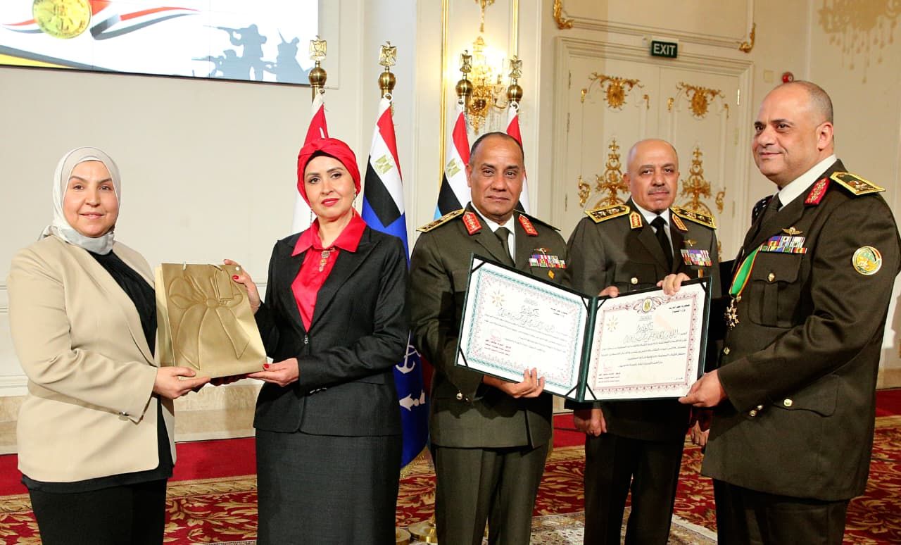 وزير الدفاع والإنتاج الحربى يكرم عدداً من القادة الذين أوفوا العطاء بالقوات المسلحة - الخليج الان