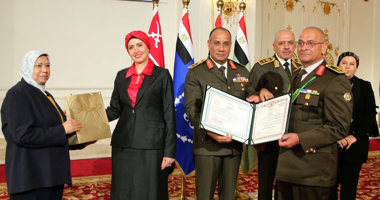 وزير الدفاع والإنتاج الحربى يكرم عدداً من القادة الذين أوفوا العطاء بالقوات المسلحة - الخليج الان