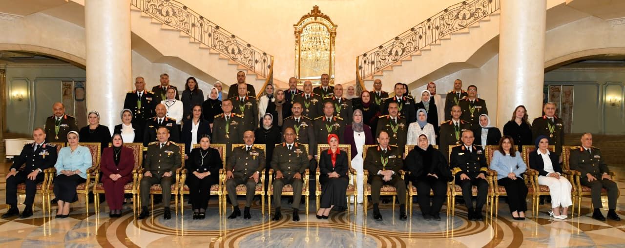 وزير الدفاع والإنتاج الحربى يكرم عدداً من القادة الذين أوفوا العطاء بالقوات المسلحة - الخليج الان