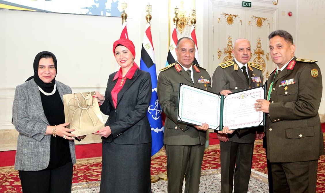 وزير الدفاع والإنتاج الحربى يكرم عدداً من القادة الذين أوفوا العطاء بالقوات المسلحة - الخليج الان