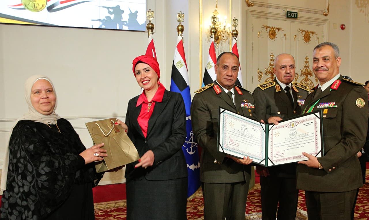 وزير الدفاع والإنتاج الحربى يكرم عدداً من القادة الذين أوفوا العطاء بالقوات المسلحة - الخليج الان