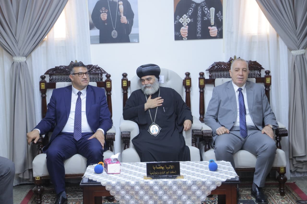 محافظ قنا ومدير الأمن يهنئان الأنبا بضابا أسقف نجع حمادي وتوابعها بعيد القيامة المجيد - الخليج الان