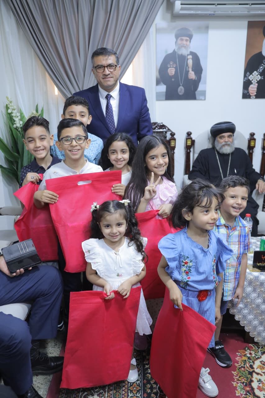 محافظ قنا ومدير الأمن يهنئان الأنبا بضابا أسقف نجع حمادي وتوابعها بعيد القيامة المجيد - الخليج الان