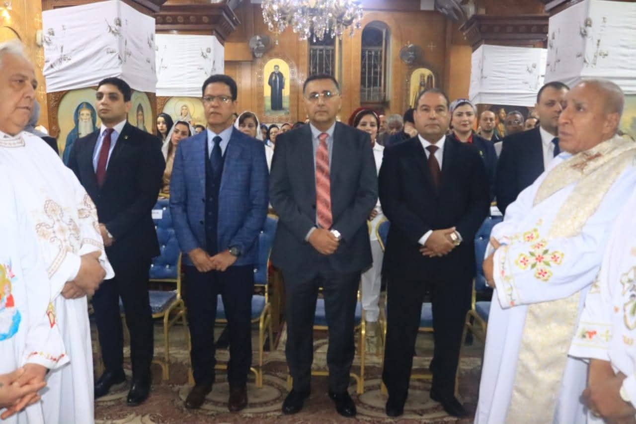 محافظ القليوبية يهنئ الأنبا مرقس ويشارك قداسات عيد القيامة - الخليج الان