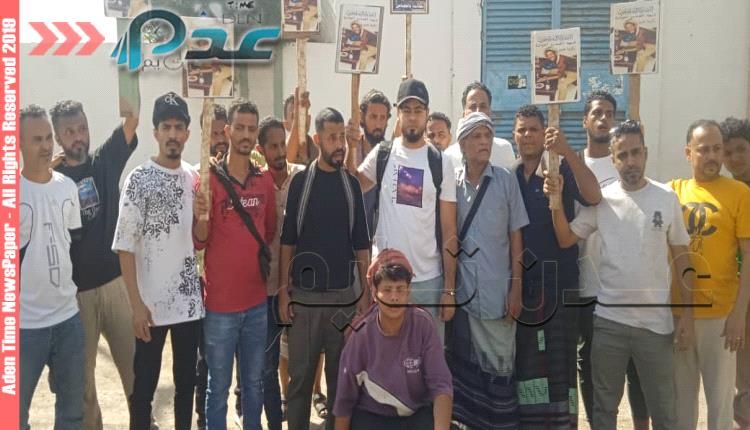 وقفة تضامنية مع أسرة الضحية "زكريا" تدعو الى سرعة النظر في القضية