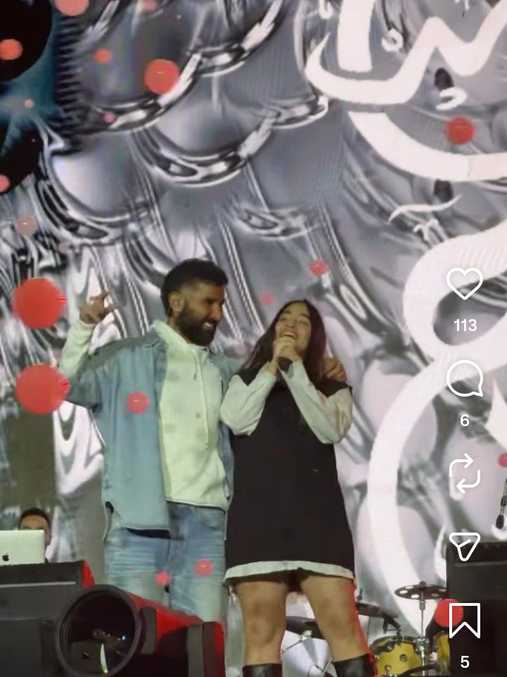 كنت مانعها إنها تغني.. جودي أحمد سعد تفاجئ الجمهور بصوتها في حفل والدها الأخير - الخليج الان