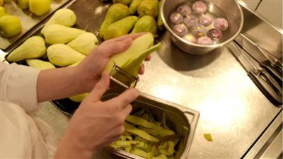 “كنز في القمامة”.. لماذا قد يكون رمي قشر الفاكهة خطأ فادحًا ؟ - الخليج الان