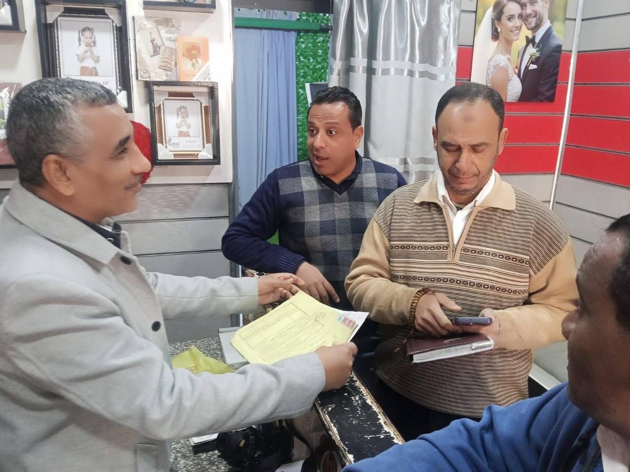 حملات مكبرة في المنيا لتقنين أوضاع المحال العامة وتطبيق القانون بكل حزم - الخليج الان