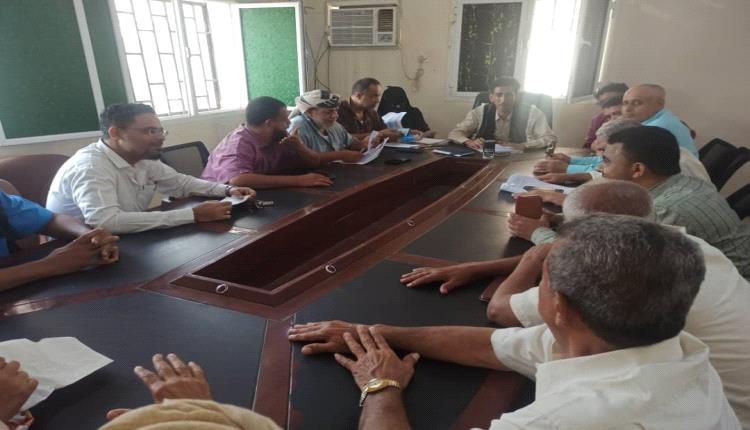 المكتب التنفيذي بالحوطة يقف امام التقرير المقدم من مكتب الاشغال ومستوى تحصيل الايرادات