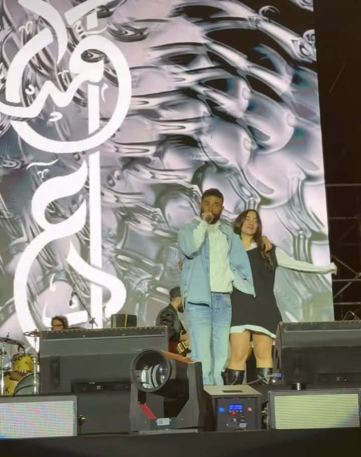 كنت مانعها إنها تغني.. جودي أحمد سعد تفاجئ الجمهور بصوتها في حفل والدها الأخير - الخليج الان