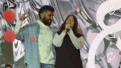 كنت مانعها إنها تغني.. جودي أحمد سعد تفاجئ الجمهور بصوتها في حفل والدها الأخير - الخليج الان