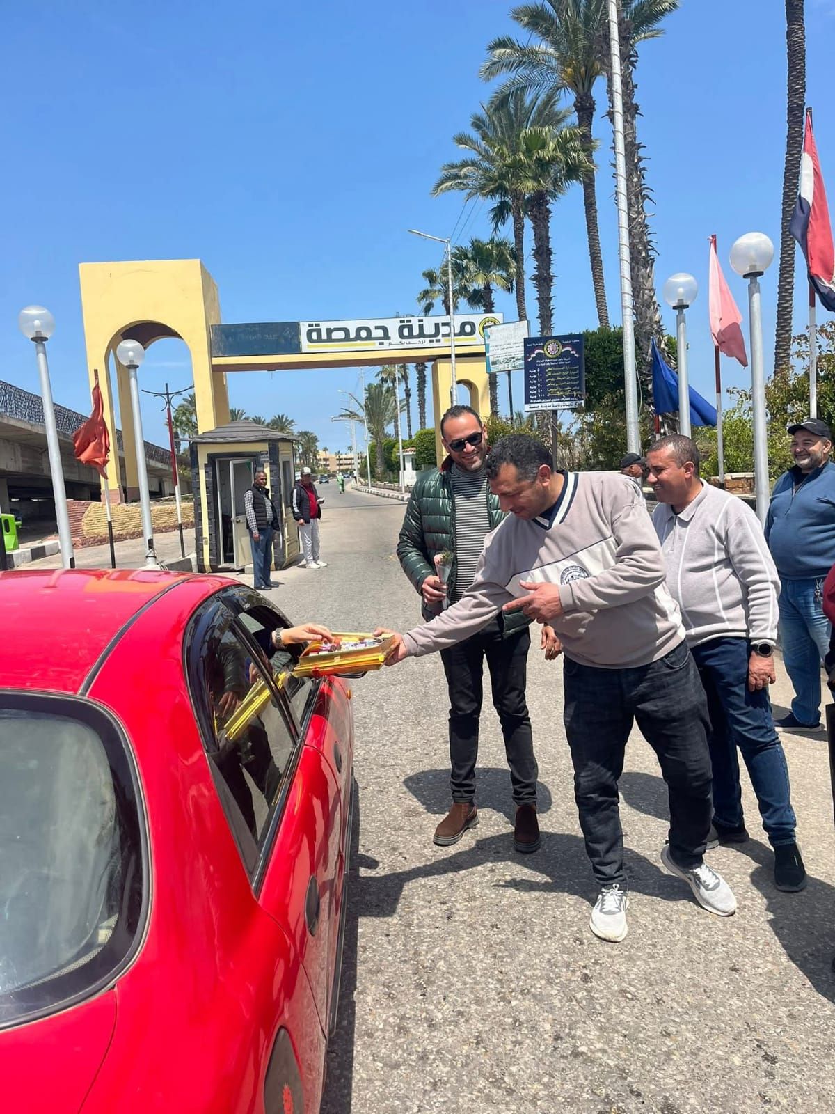 جمصه تحتفل بشم النسيم.. استقبال بالورود وجولات ميدانية لمتابعة الخدمات - الخليج الان