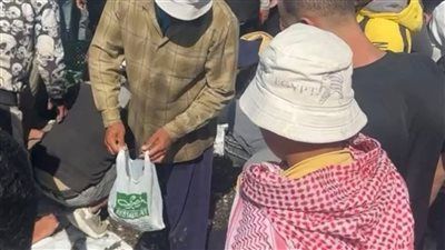 إقبال كثيف على شاطئ بورسعيد في شم النسيم.. وزيادة ملحوظة في شراء الأسماك من الصيادين - الخليج الان