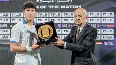 عبدالكريم مصطفي يفوز بجائزة أفضل لاعب في مباراة الإسماعيلي وكهرباء الإسماعيلية - الخليج الان