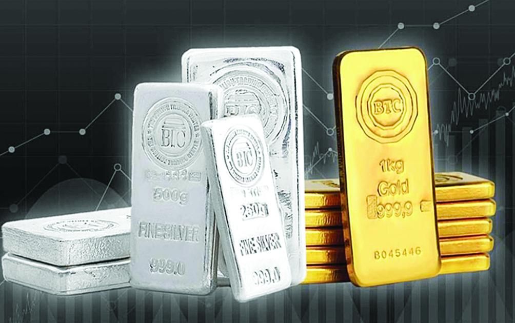 الذهب يتراجع عن ذروة شهر