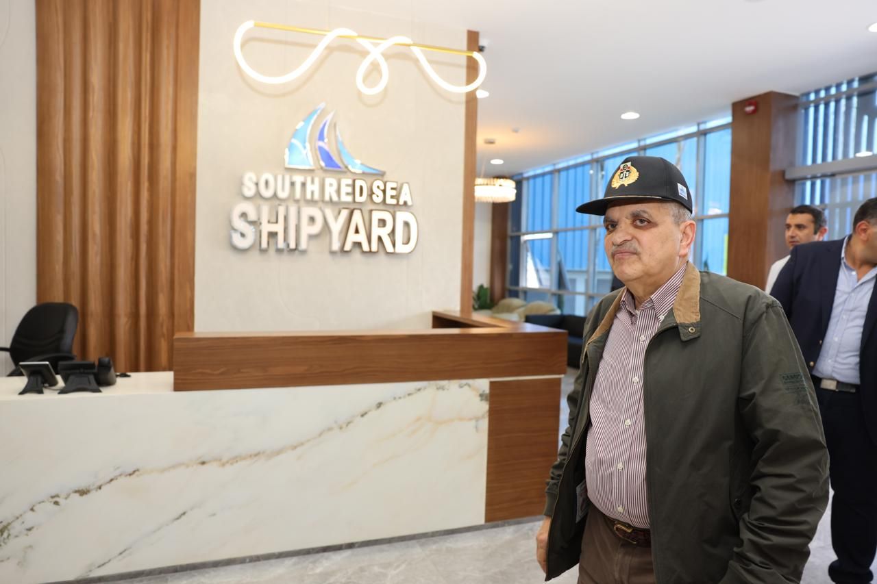 تفقد أعمال بناء قاطرات وسفن صيد.. أسامة ربيع يتابع مشروعات تطوير الترسانة البحرية بسفاجا - الخليج الان