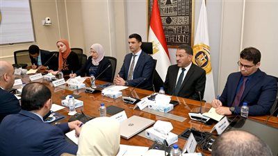 تعزيز التعاون بين وزارتي الصناعة والعمل لدعم التدريب والتشغيل في مصر - الخليج الان