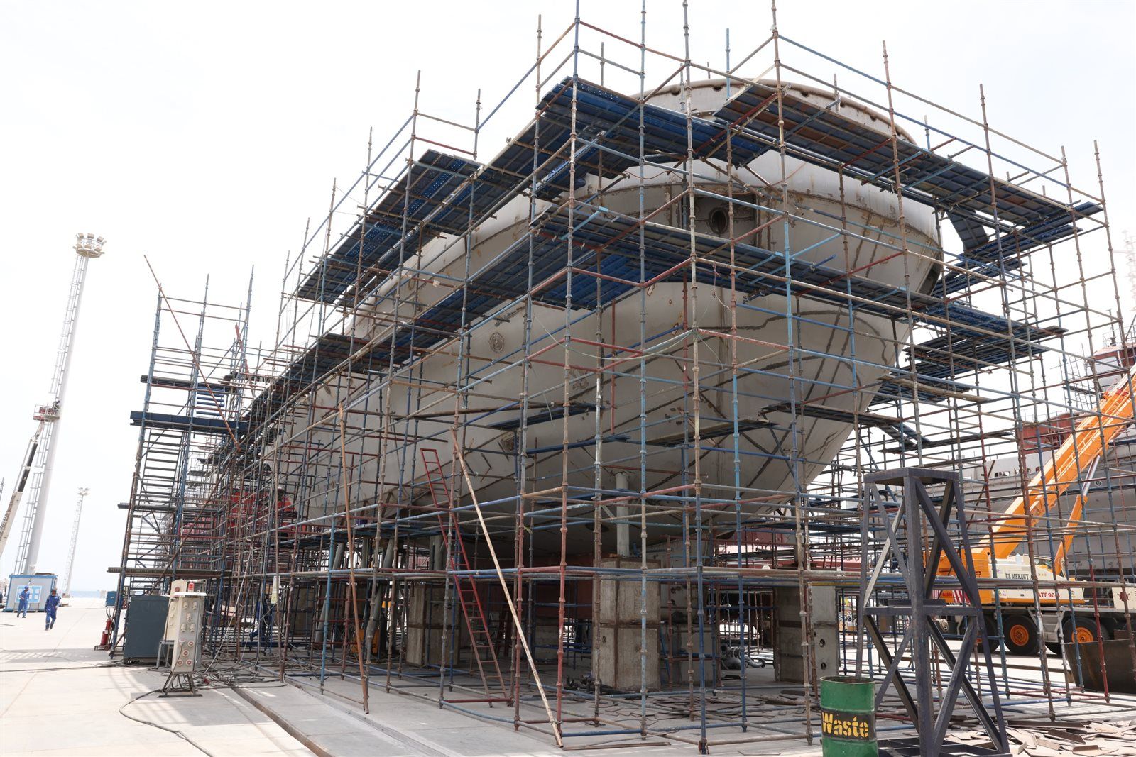 تفقد أعمال بناء قاطرات وسفن صيد.. أسامة ربيع يتابع مشروعات تطوير الترسانة البحرية بسفاجا - الخليج الان