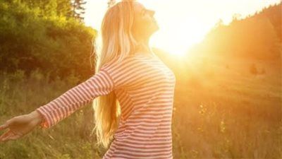 "بين الشفاء والخطر" .. ماذا تفعل أشعة الشمس بجسمك يومًا بعد يوم؟ - الخليج الان
