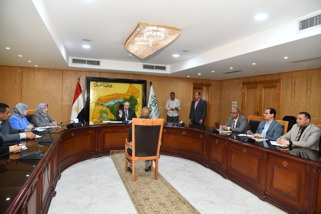 خلال اللقاء الدوري لخدمة المواطنين.. محافظ الفيوم يوجه بتجهيز فتيات غير قادرات وتوفير فرص عمل للشباب - الخليج الان