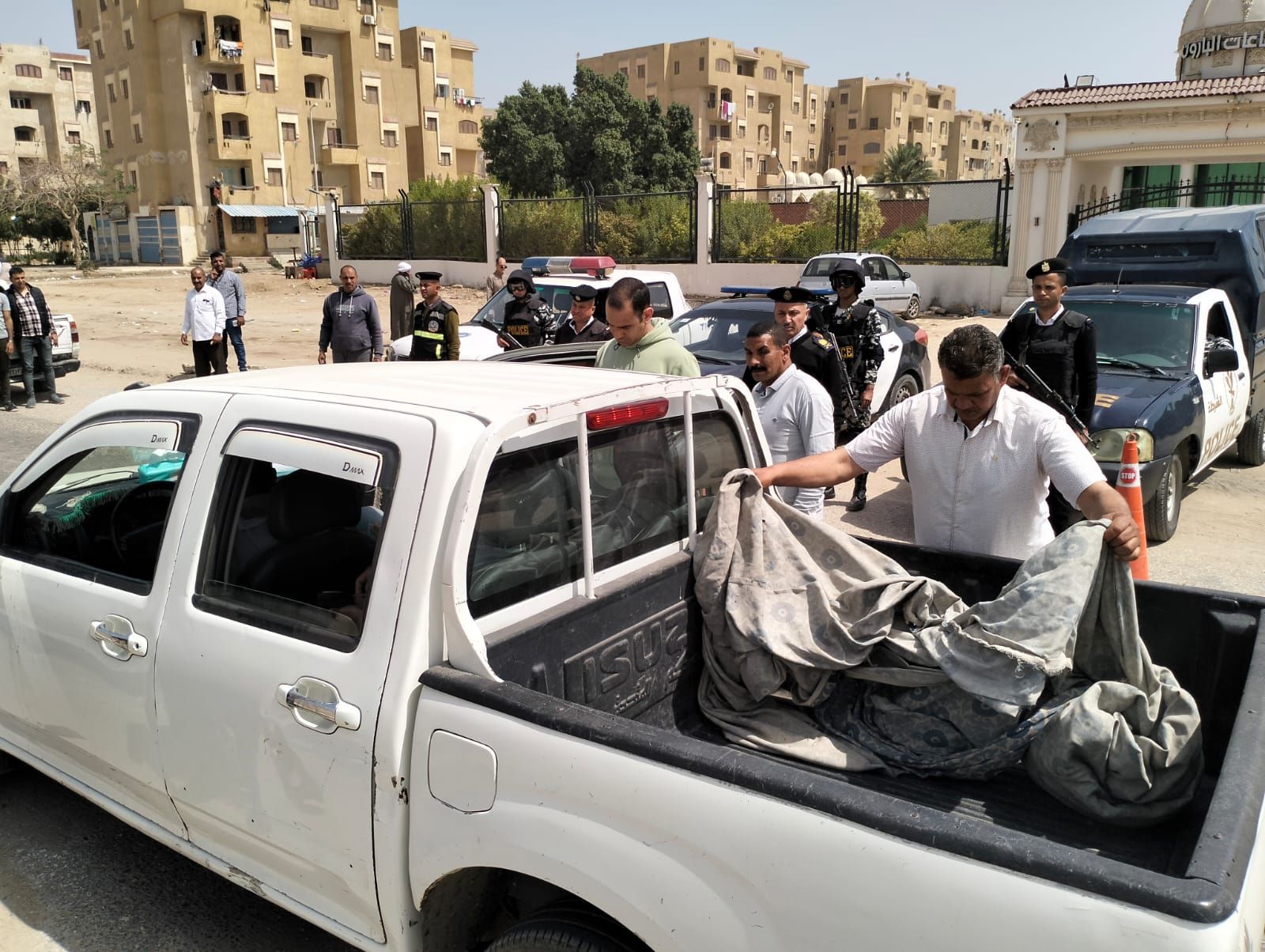 مدير أمن الفيوم يقود حملات يومية.. وحملة أمنية مكبرة بمنطقة دمو تُحكم السيطرة وتضرب الخارجين عن القانون - الخليج الان