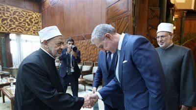 أمير رومانيا في رحاب الأزهر ينحني خلال لقائه بشيخ الأزهر بالمشيخة - الخليج الان