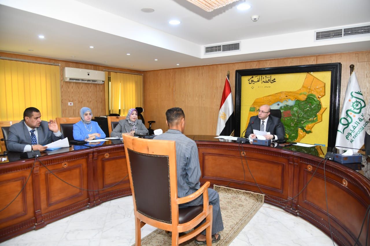 خلال اللقاء الدوري لخدمة المواطنين.. محافظ الفيوم يوجه بتجهيز فتيات غير قادرات وتوفير فرص عمل للشباب - الخليج الان