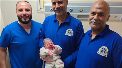 الإسعاف تنقذ أمًا ومولودها بعد ولادة مفاجئة داخل سيارة بالقنطرة شرق - الخليج الان