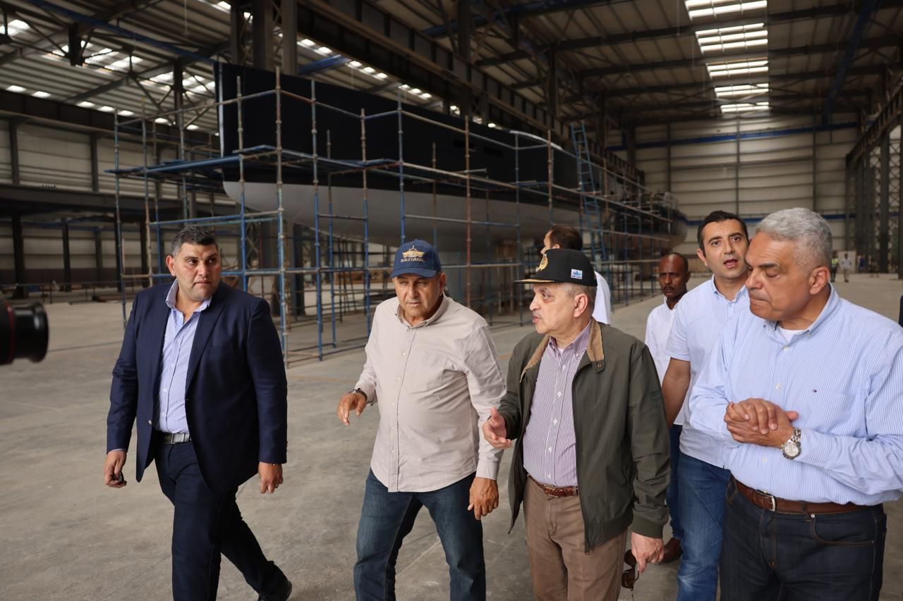 تفقد أعمال بناء قاطرات وسفن صيد.. أسامة ربيع يتابع مشروعات تطوير الترسانة البحرية بسفاجا - الخليج الان