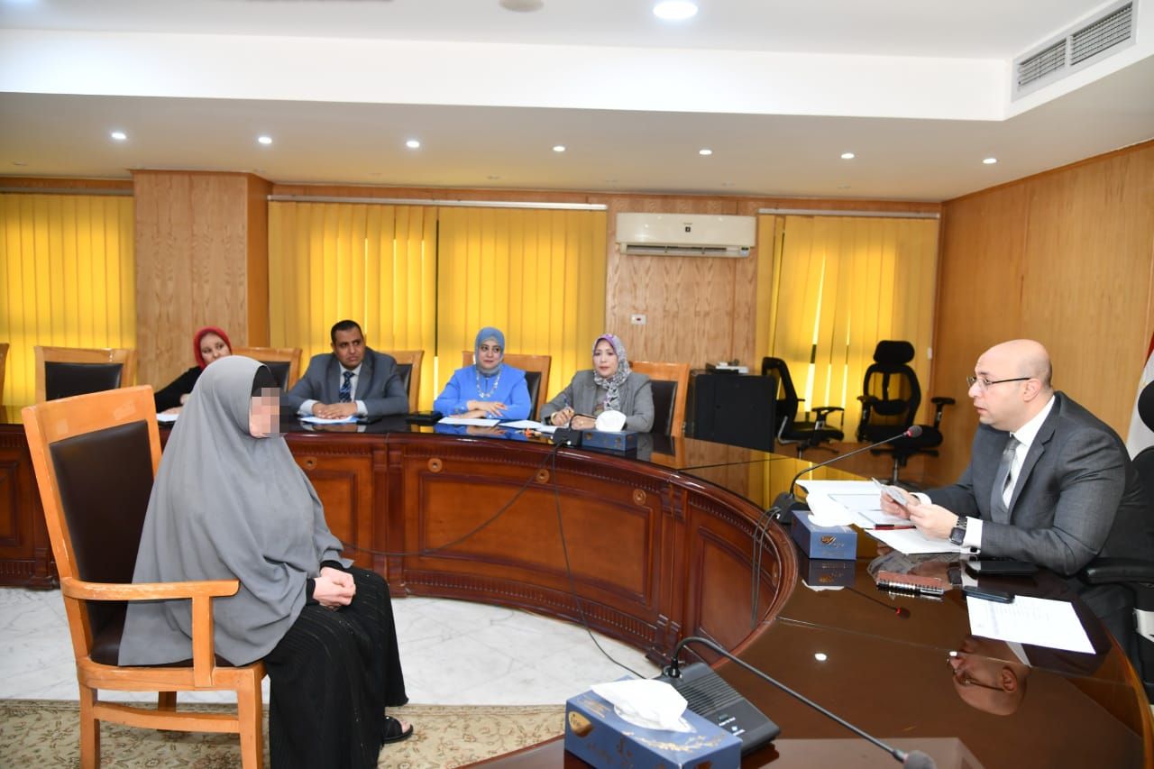 خلال اللقاء الدوري لخدمة المواطنين.. محافظ الفيوم يوجه بتجهيز فتيات غير قادرات وتوفير فرص عمل للشباب - الخليج الان