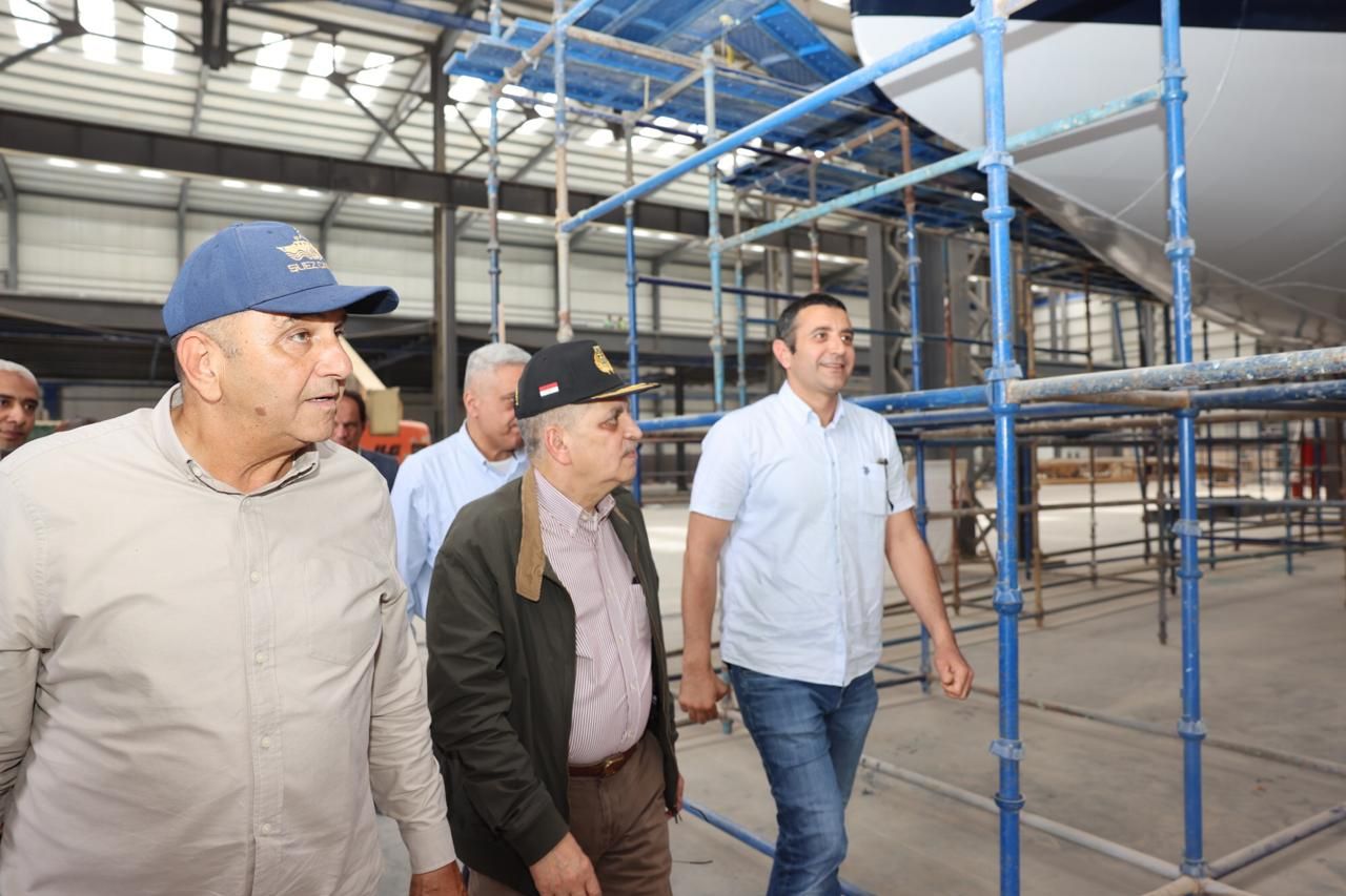تفقد أعمال بناء قاطرات وسفن صيد.. أسامة ربيع يتابع مشروعات تطوير الترسانة البحرية بسفاجا - الخليج الان