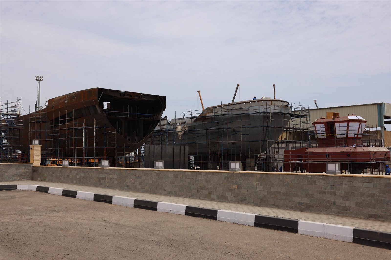 تفقد أعمال بناء قاطرات وسفن صيد.. أسامة ربيع يتابع مشروعات تطوير الترسانة البحرية بسفاجا - الخليج الان