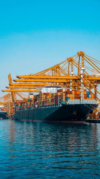 "الموانئ والجمارك" مستمرة بتزويد السفن بالمؤن والوقود في دبي