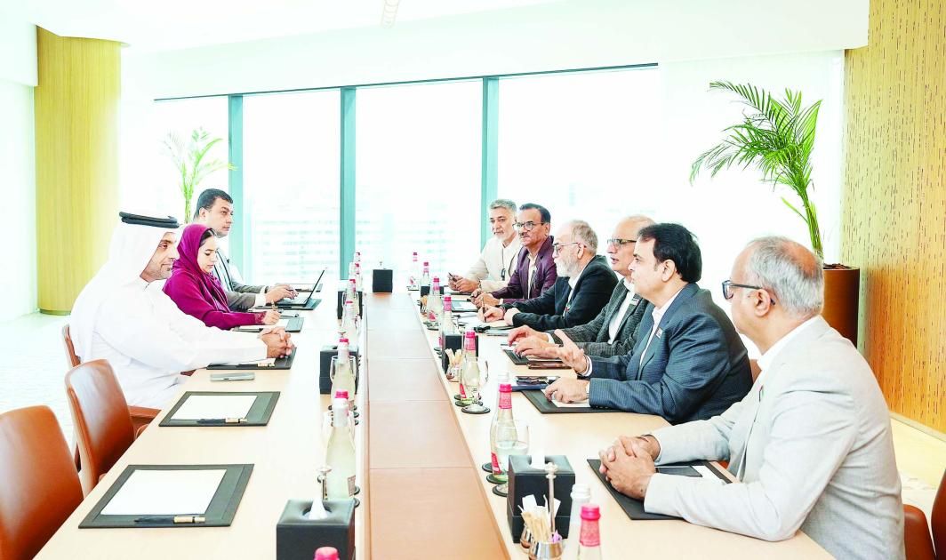 «غرف دبي» وتجار الأقمشة يبحثون دعم جاهزية واستدامة القطاع