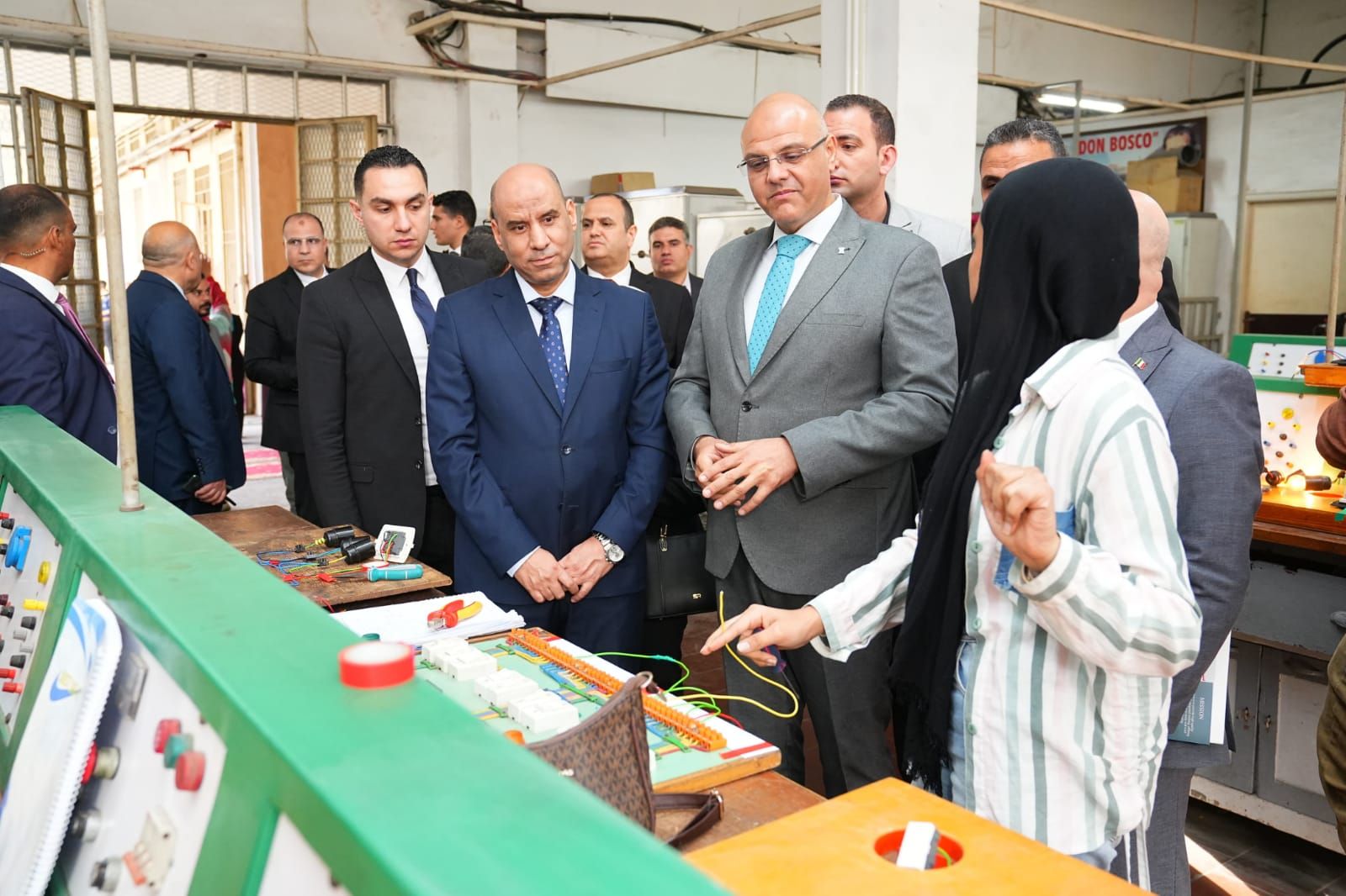 وزير العمل يعلن عن 1200 منحة تدريبية مجانية لتأهيل الشباب لسوق العمل - الخليج الان