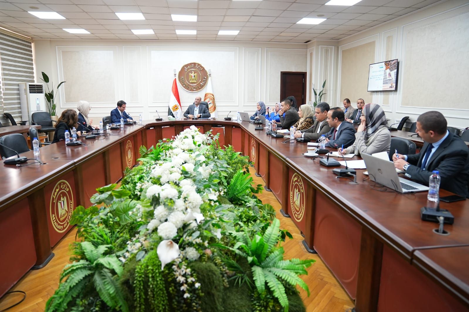 وزير العمل يلتقي وفد مبادرة "الاستثمار من أجل التوظيف" - الخليج الان
