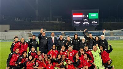 بعثة المنتخب الوطني للكرة النسائية تعود إلى القاهرة بعد انتهاء معسكر السعودية.. صور - الخليج الان