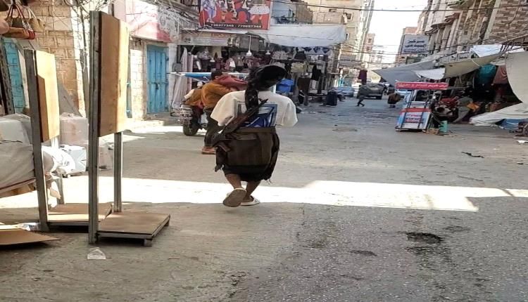 التباهي بالسلاح في شوارع المكلا بات مشهد جديد انتجه الغزو اليمني صور