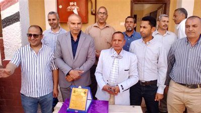 بعد ترند بنحبك يااستاذ سيد.. رئيس مدينة سمالوط يكرم سيد صميدة مدير مدرسة عبد القوي صالح - الخليج الان