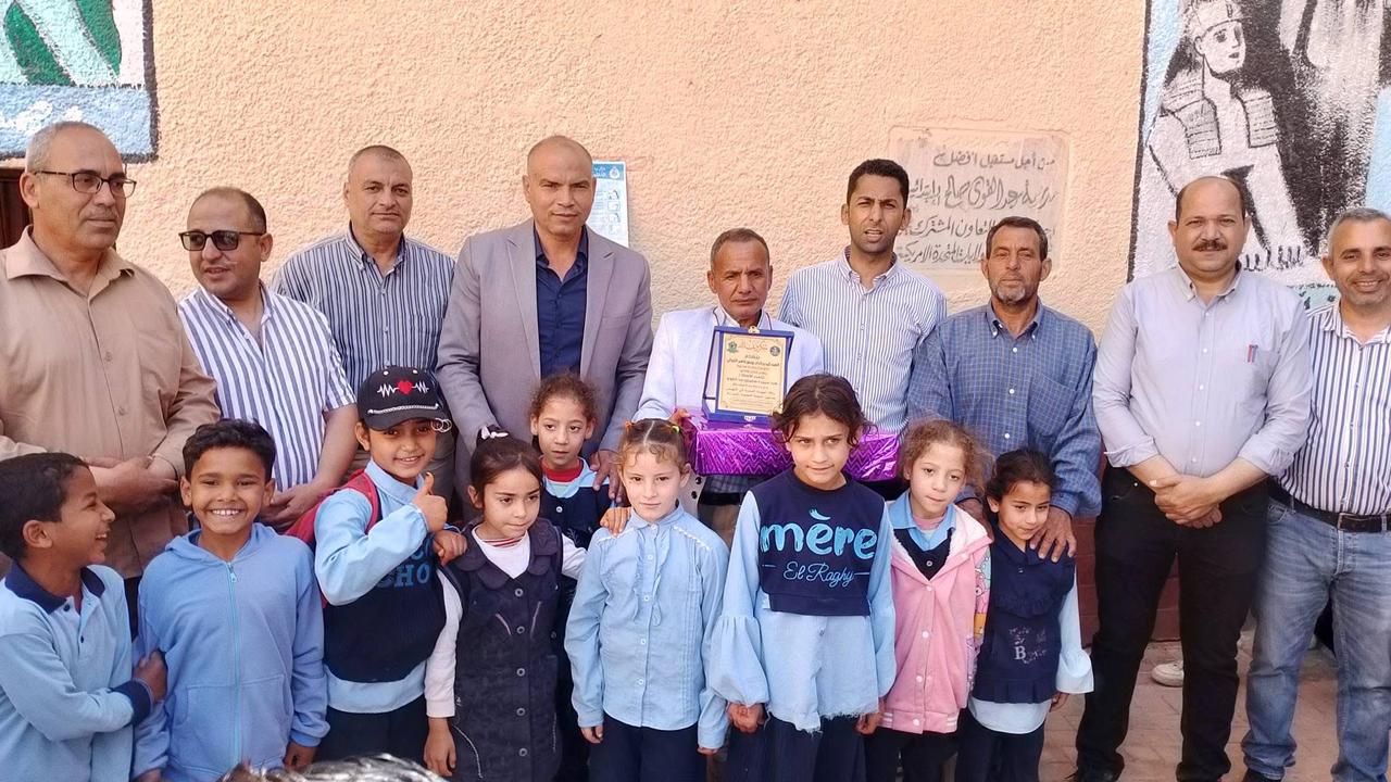 بعد ترند بنحبك يااستاذ سيد.. رئيس مدينة سمالوط يكرم سيد صميدة مدير مدرسة عبد القوي صالح - الخليج الان