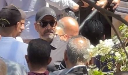 أبرزهم كريم عبد العزيز.. نجوم الفن يواسون منة شلبي في جنازة والدها - الخليج الان