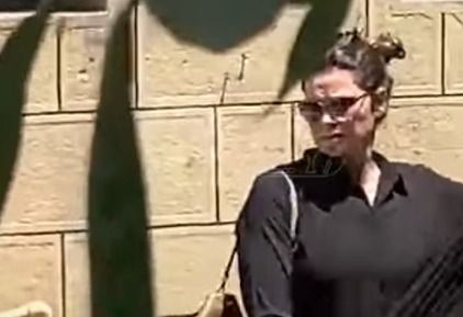 أبرزهم كريم عبد العزيز.. نجوم الفن يواسون منة شلبي في جنازة والدها - الخليج الان