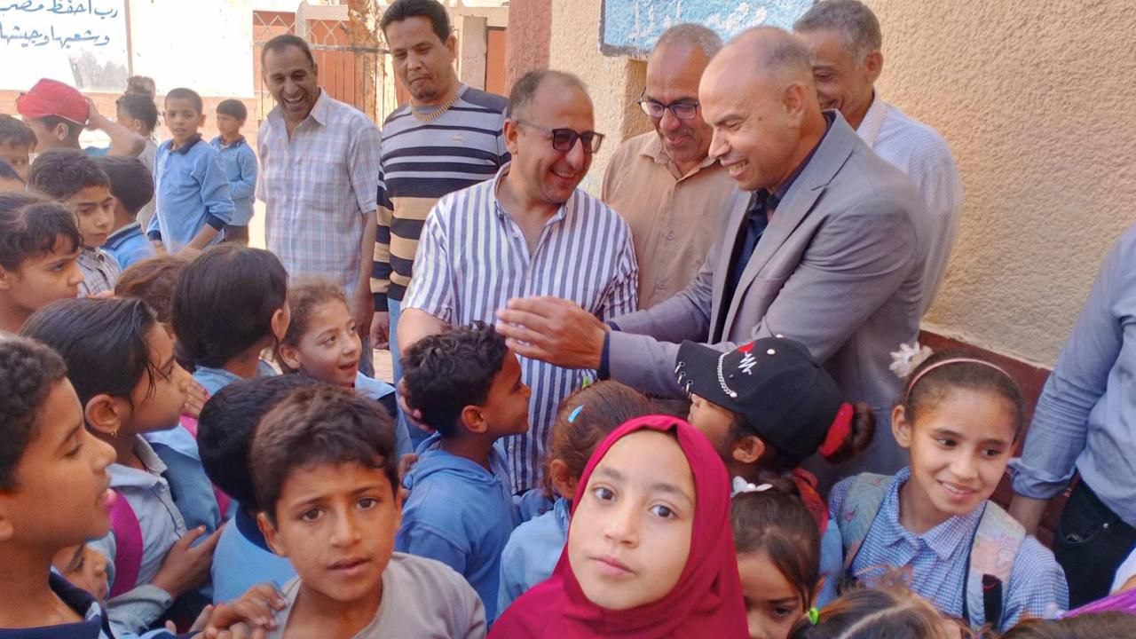 بعد ترند بنحبك يااستاذ سيد.. رئيس مدينة سمالوط يكرم سيد صميدة مدير مدرسة عبد القوي صالح - الخليج الان