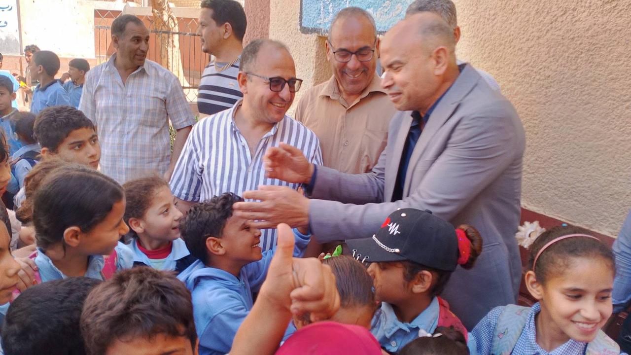 بعد ترند بنحبك يااستاذ سيد.. رئيس مدينة سمالوط يكرم سيد صميدة مدير مدرسة عبد القوي صالح - الخليج الان